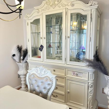 Special Rate Worthy Posh And Magnificent 4 Bedrooms And Two & Half Bath グリーンベルト エクステリア 写真