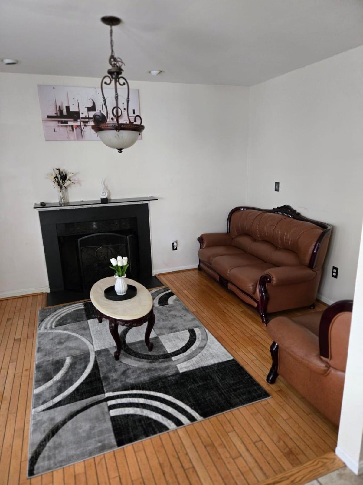 Special Rate Worthy Posh And Magnificent 4 Bedrooms And Two & Half Bath グリーンベルト エクステリア 写真